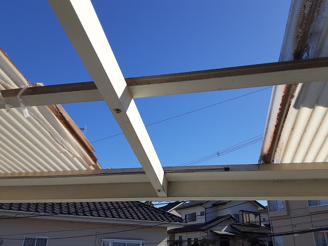 波板が外れ、下地の骨組みが露出した状態